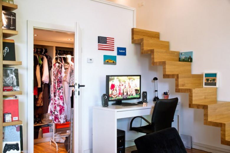Domowe miejsce pracy i garderoba pod schodami (48260)