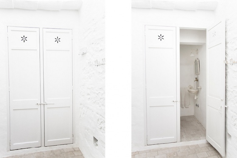 Biała łazienka ukryta we wnęce za podwójnymi drzwiami (23564)