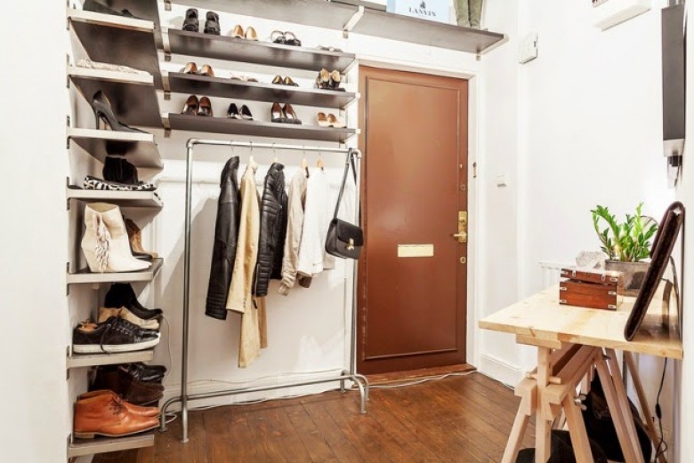 Stalowe otwarte półki na buty wiszące na ścianie w przedpokoju z konsolką z drewnianej palety (26643)