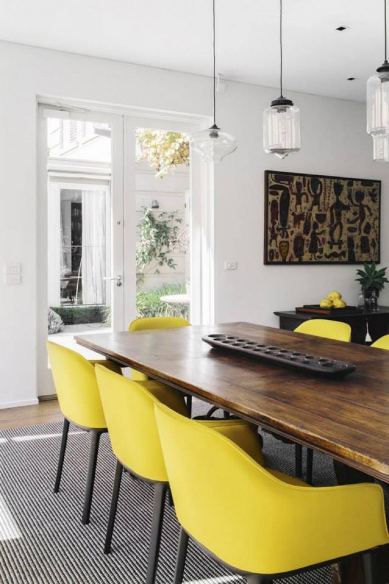 Żółte krzesła przy drewnianym stole w jadalni rustykalnej (24544)