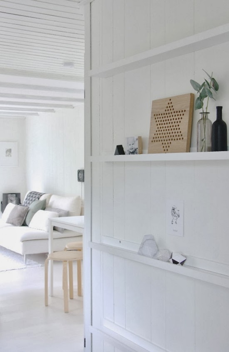 Biała boazeria z pólkami na ścianie w skandynawskim domku (21576)