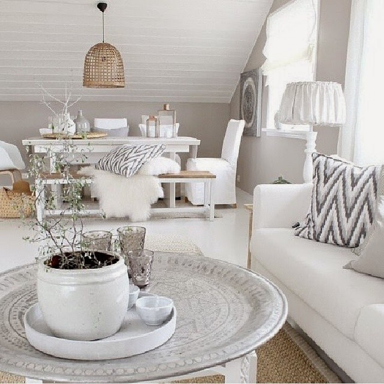 Marokańska taca stolik w otwartym salonie z jadalnią ,biały stół z drewniana ławką,białe ubranka na krzeslach ,białe owcze futrzaki i poduszki w zygzaki (26403)