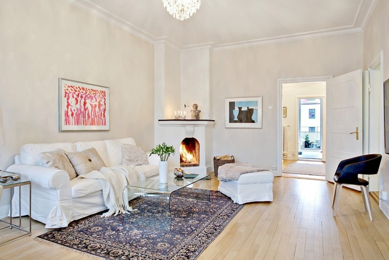 Aranżacja rozbielonego mieszkania w eleganckim stylu francuskim z kominkiem w salonie (48788)