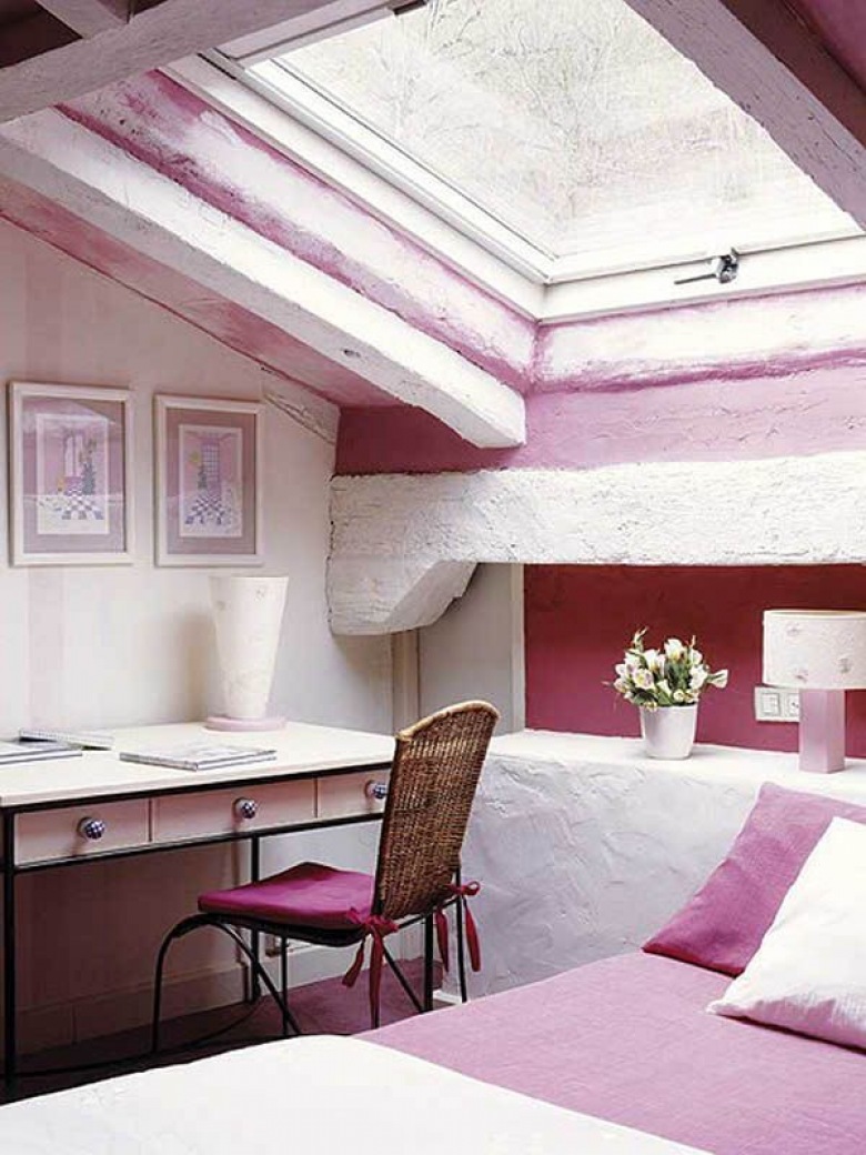 Sypialnia na poddaszu w starym stylu (31960)