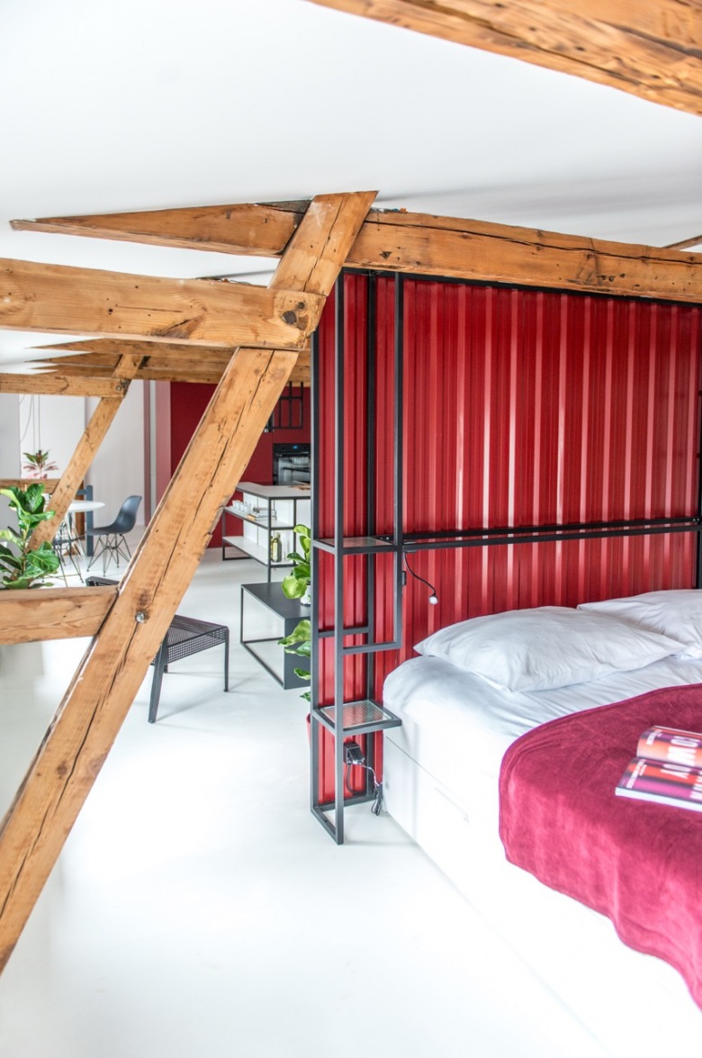 Sypialnia wydzielona w pokoju dziennym za pomocą czerwonej ścianki działowej (56060)