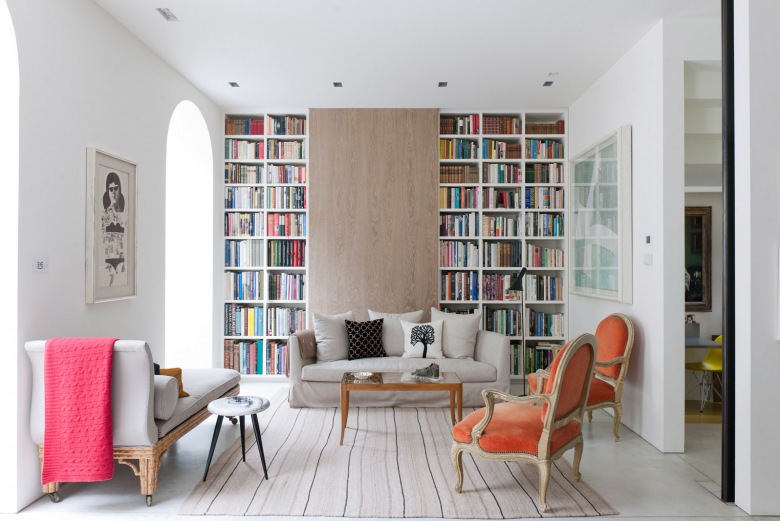 Pomarańczowe francuskie fotele,biały szezlong i nowoczesna sofa w aranzacji salonu z nowoczesną biblioteczką (22956)