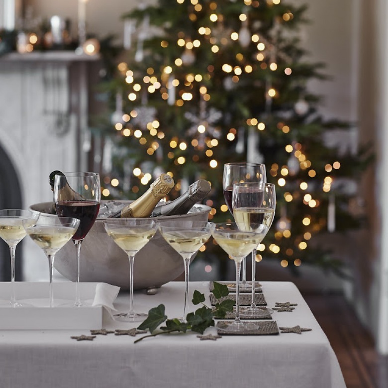 Świąteczna choinka w pokoju kominkowym ze stołem udekorowanym do uroczystej kolacji (47778)