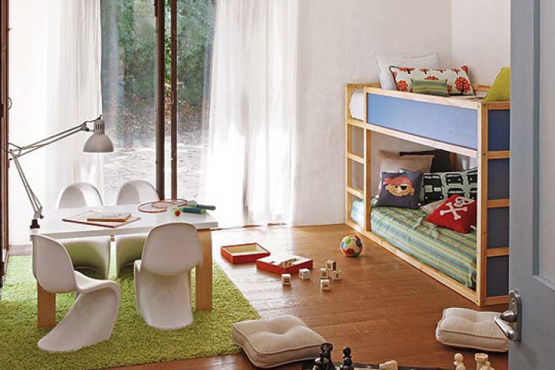 Piętrowe łóżka i stolik - biurko z krzesłami panton dla dzieci (19883)