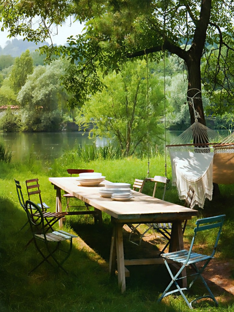 Ogrodowa jadalnia przy jeziorze z wiszącym hamakiem na drzewie (48887)