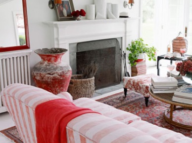 Sofa w biało-czerwone paski,czerwone lustro i czerwone amfory i dekoracje w białym pokoju kominkowym (24396)