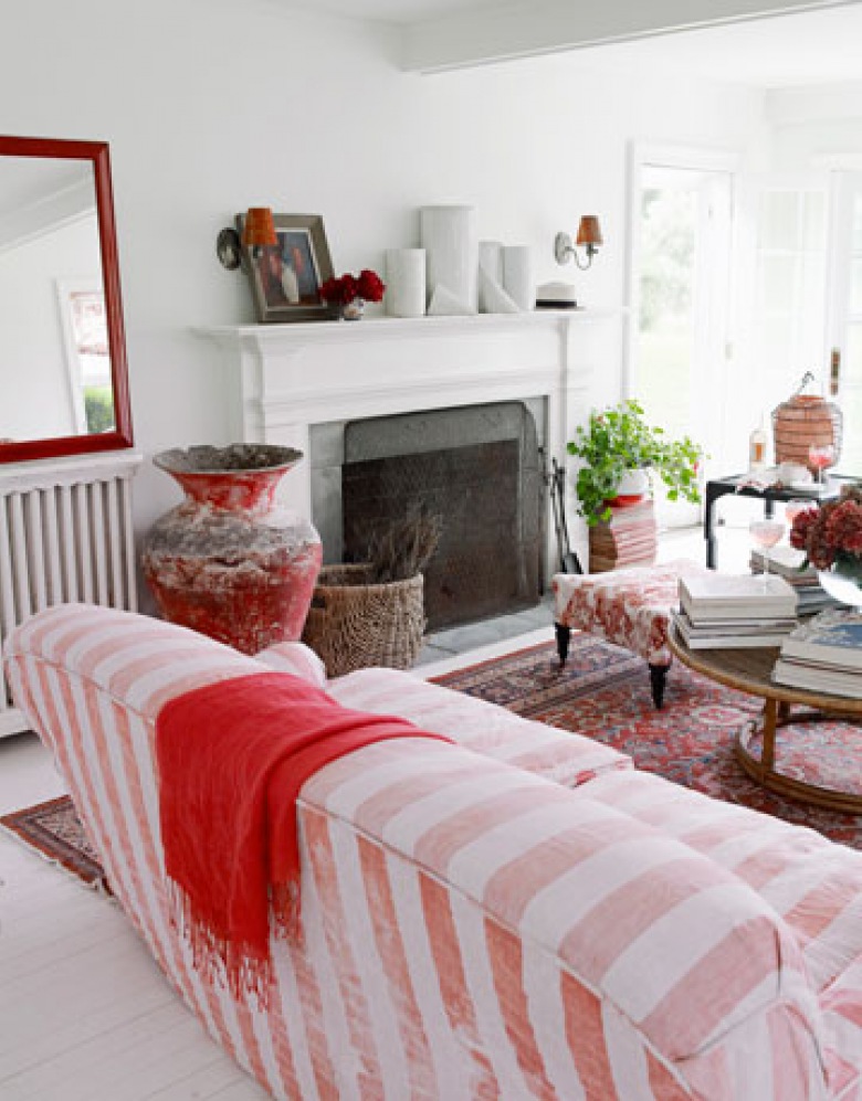 Sofa w biało-czerwone paski,czerwone lustro i czerwone amfory i dekoracje w białym pokoju kominkowym (24396)