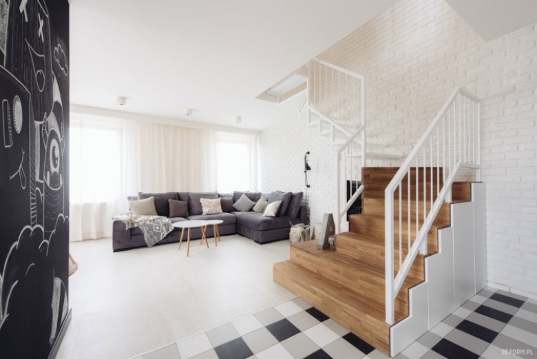 Drewniane schody i białe cegły w aranżacji białego salonu (51345)