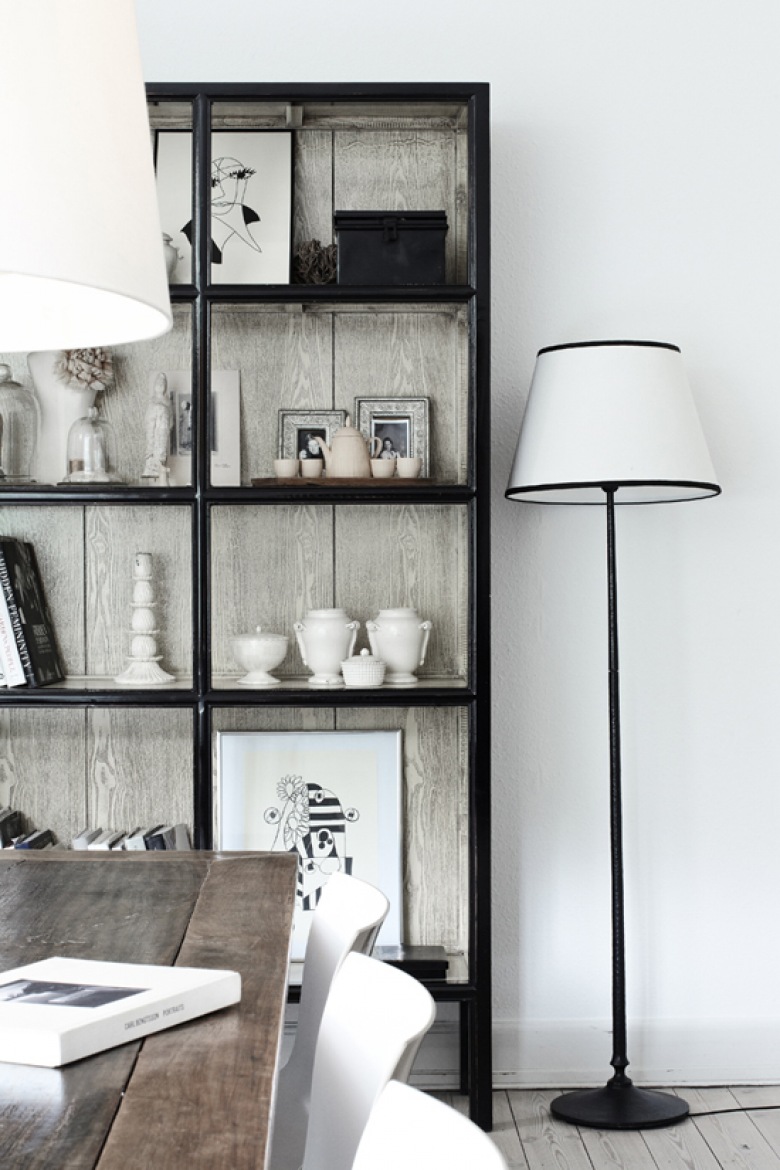 Czarna etażerka ze szklaną witryną i biało-czarne lampy w salonie (20315)
