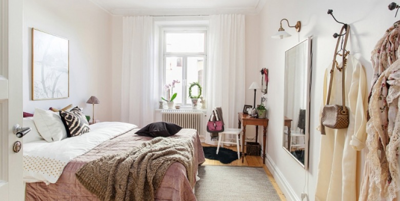 Aranżacja białej sypialni z drewnianymi i beżowymi detalami (24860)