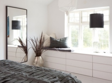 jeszcze jeden przykład na to, że papierowe lampiony pasują do wielu wnętrz - tutaj sypialnia w skandynawskim stylu Biały lampion nie przesłania widoku na okno i wtapia się w biel ścian. Nocą żarzy się świetliście pośród drewnianych...