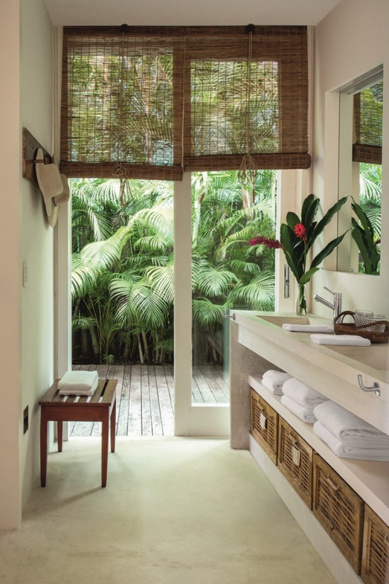 Bambusowe rolety,drewniane wieszaki,wiklinowe pojemniki i kosze w aranzacji łazienki z biała podłogą w naturalnym wystroju (25058)