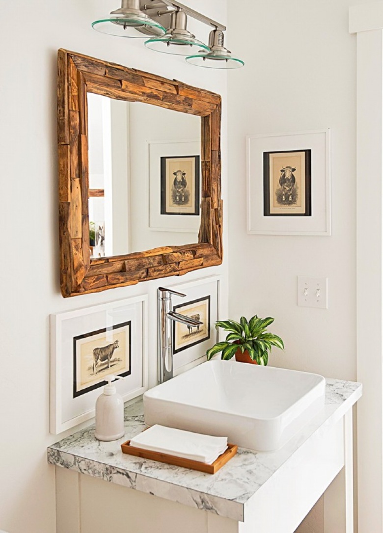 Lustro z drewna,kamienny blat na szafce z umywalką,retro obrazki w białych ramkach na scianie w białej łazience (26165)