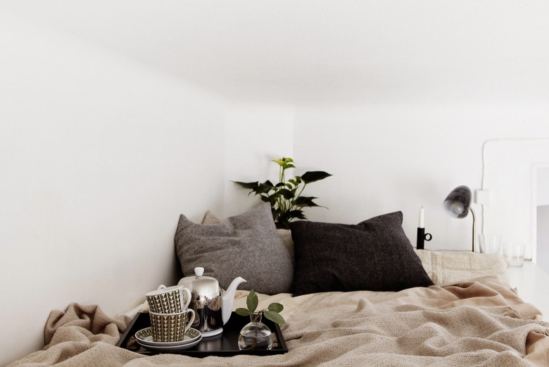 Szare i czarne poduszki, beżowa narzuta na łóżku na małej antresoli (27652)