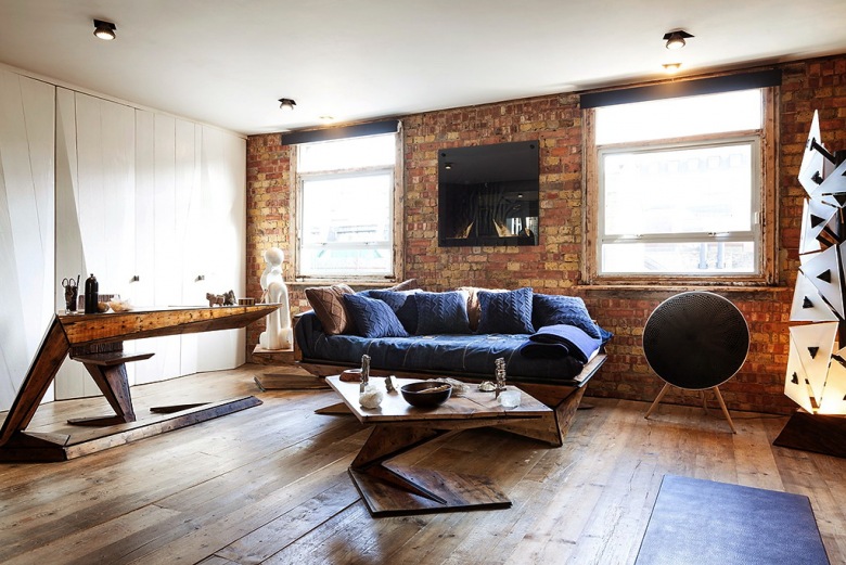 Oryginalne i dizajnerskie meble z drewna w salonie ze ścianami z czerwonej cegły (23700)