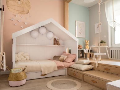 Pastelowy pokoik dziecięcym z łóżkiem w kształcie domku (56490)