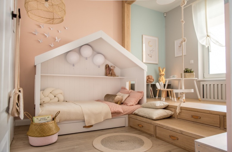 Łóżko w kształcie domku tworzy cały klimat wnętrza. Pastelowy pokoik dla dziecka jest przytulny i uroczy. Wszystkie dodatki tworzą spójny...