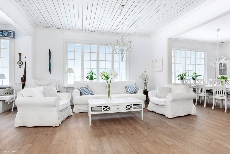 Białe sofy i fotele z drewnianym, skandynawskim stolikiem do kawy (21955)