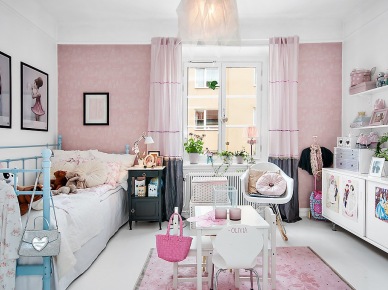 Biało-różowy pokój dziewczynki z czarnymi detalami w aranżacji skandynawskiej (26710)