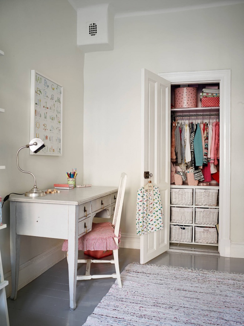 Pomysłowa garderoba we wnęce,stylowe  białe biurko vinatge,drewniane białe krzesło skandynawskie,szare deski podłogowe i dziergany dywanik (26982)