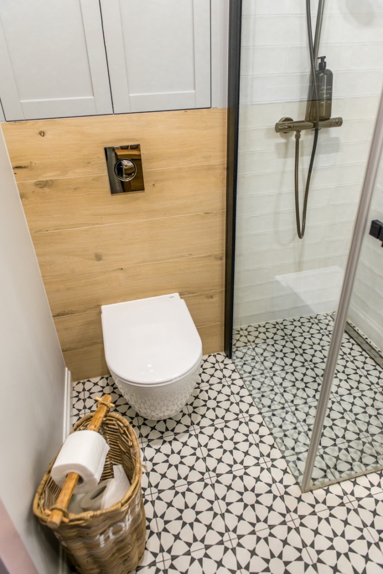 Aranżację bardzo małej łazienki ożywiają elementy drewna. Dzięki nim jest tutaj przytulnie, a na charakter wnętrza wpływa też podłoga o kontrastowym...