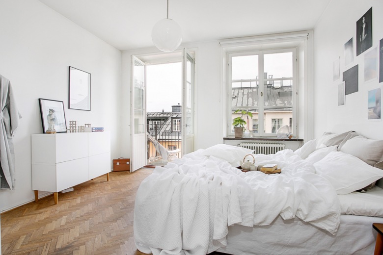 Totalnie biała sypialnia w stylu skandynawskim (28453)