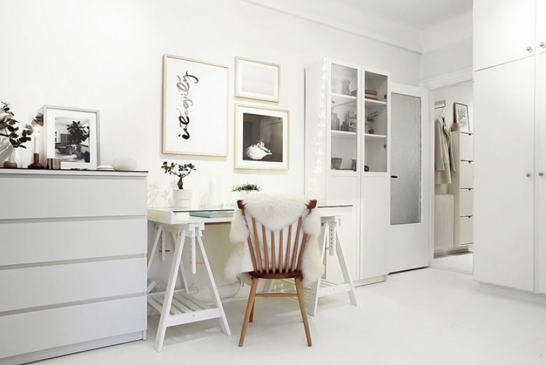 Kącik z białym biurkiem na kozłach w stylu skandynawskim,biała komoda i witryna,czarno-białe grafiki na ścianie (27863)