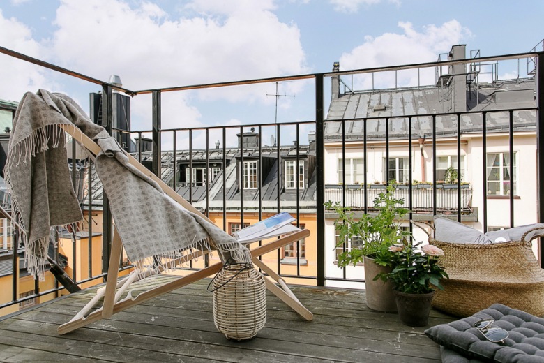 Skandynawska letnia aranżacja małego balkonu z leżakiem,koszem z trawy morskiej i nastrojową latarenką (28456)