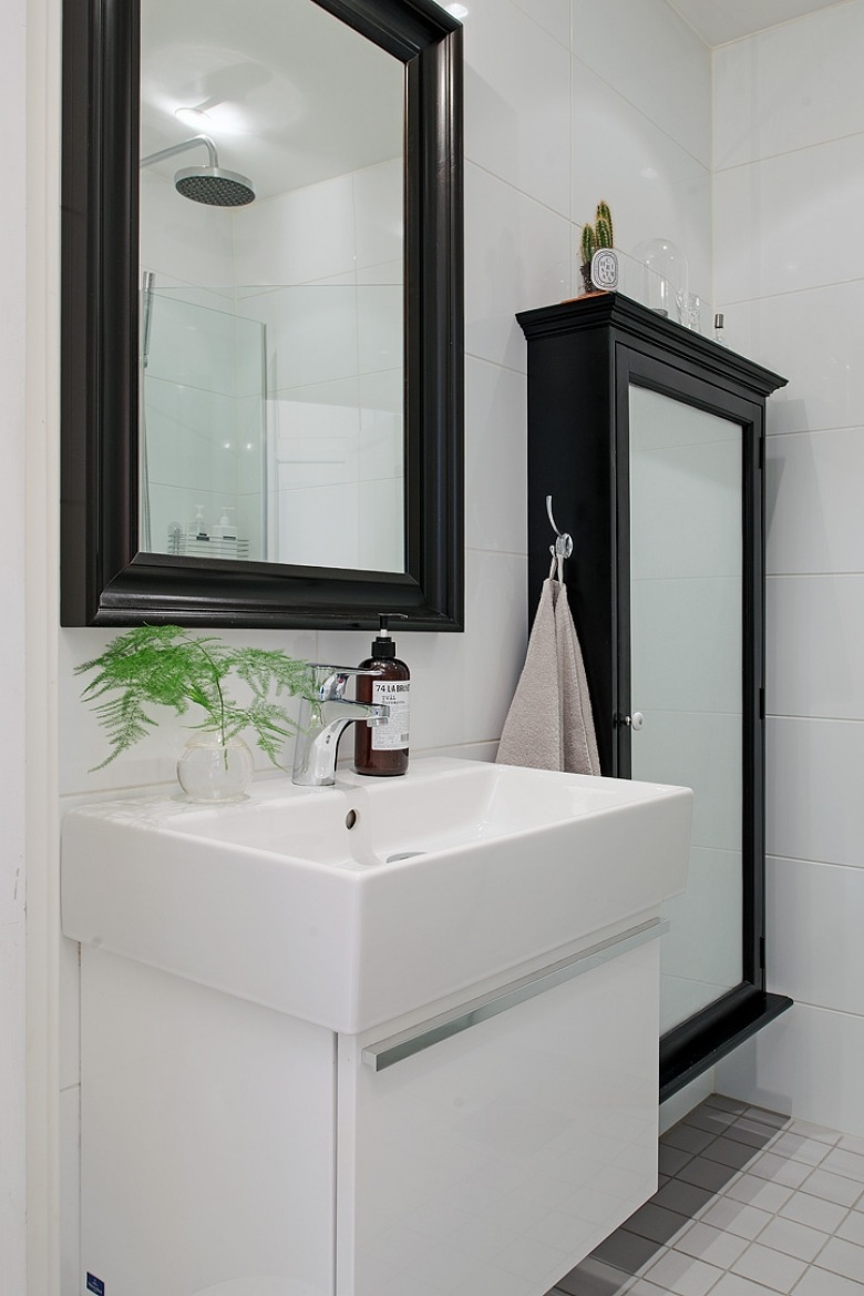 Prostokatne czarne lustro i szafki lustrzane w aranżacji białej łazienki (25889)