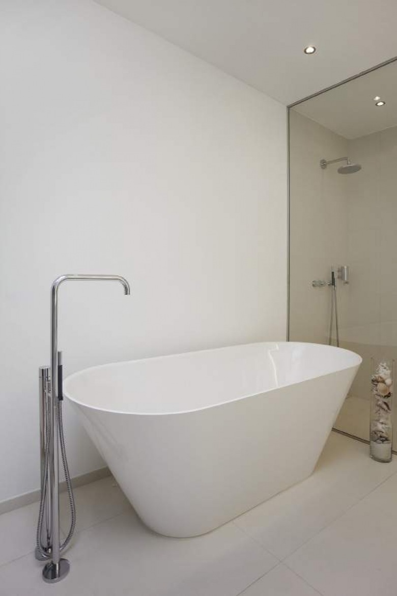 Aranżacja łazienki z owalną wanną w minimalistycznym stylu (21863)