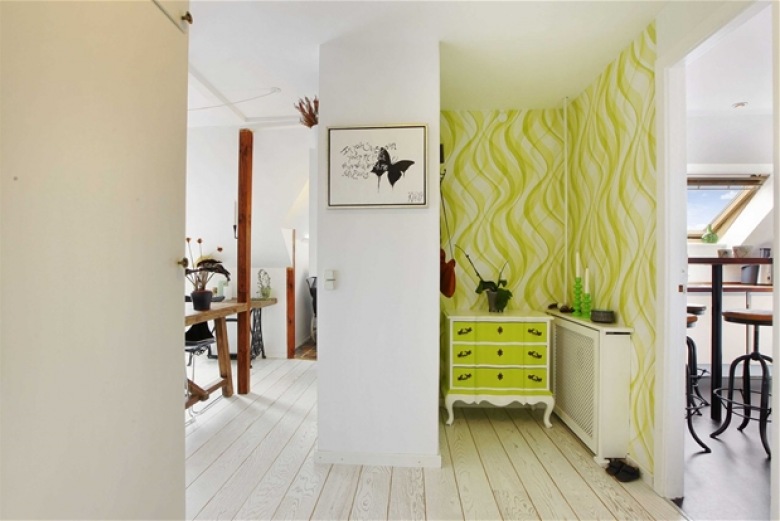 Drewniane słupy,grafiki i limonkowa komoda z tapetą na ścianie (25547)
