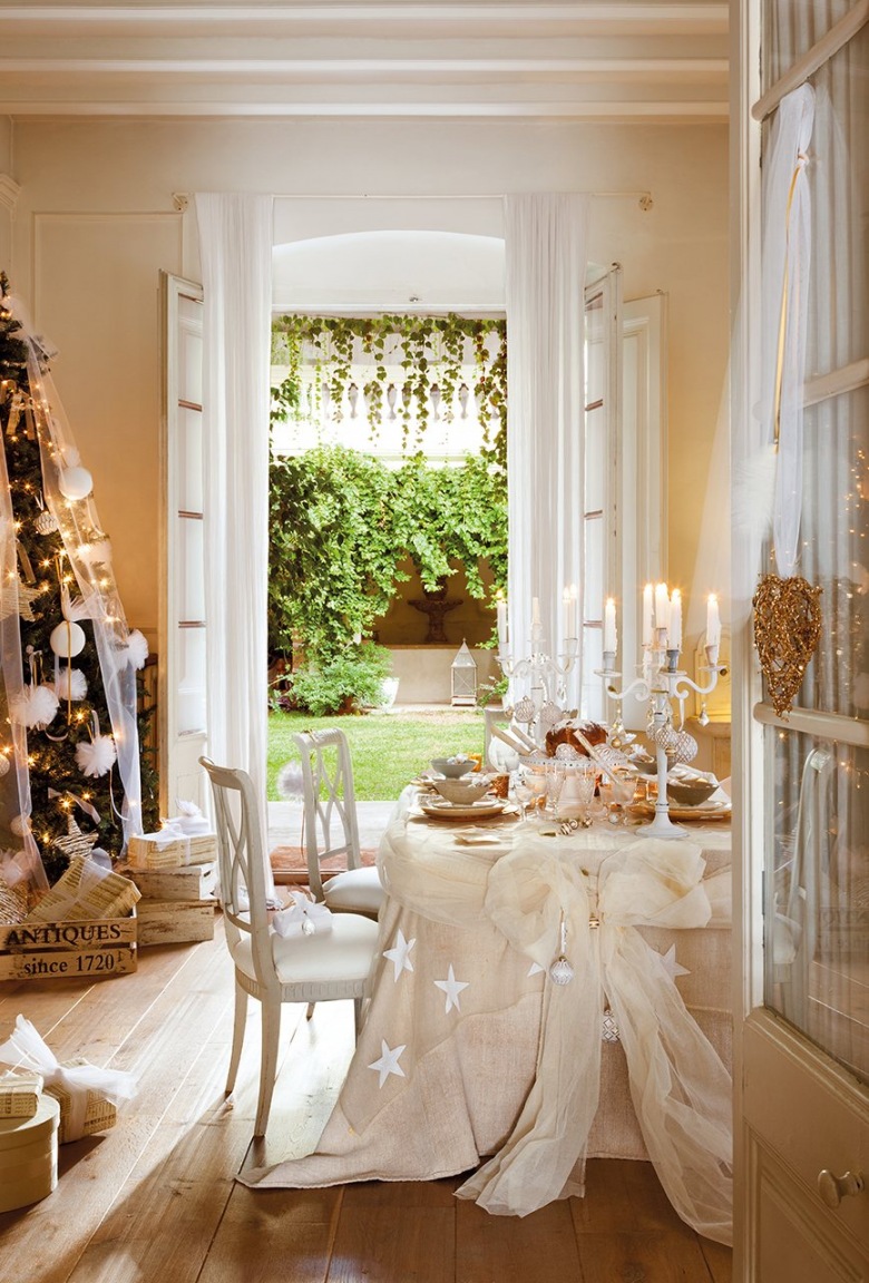 Biała aranżacja świątecznego stołu i choinki w stylu francuskim (27357)
