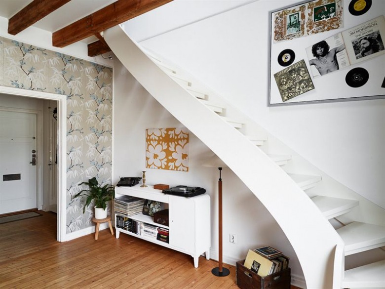 Białe schody w skandynawskim salonie z antresolą (21649)