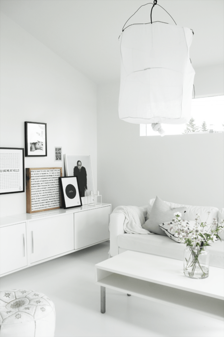 Aranżacja bialego salonu z dizajnerską białą lampą (20773)