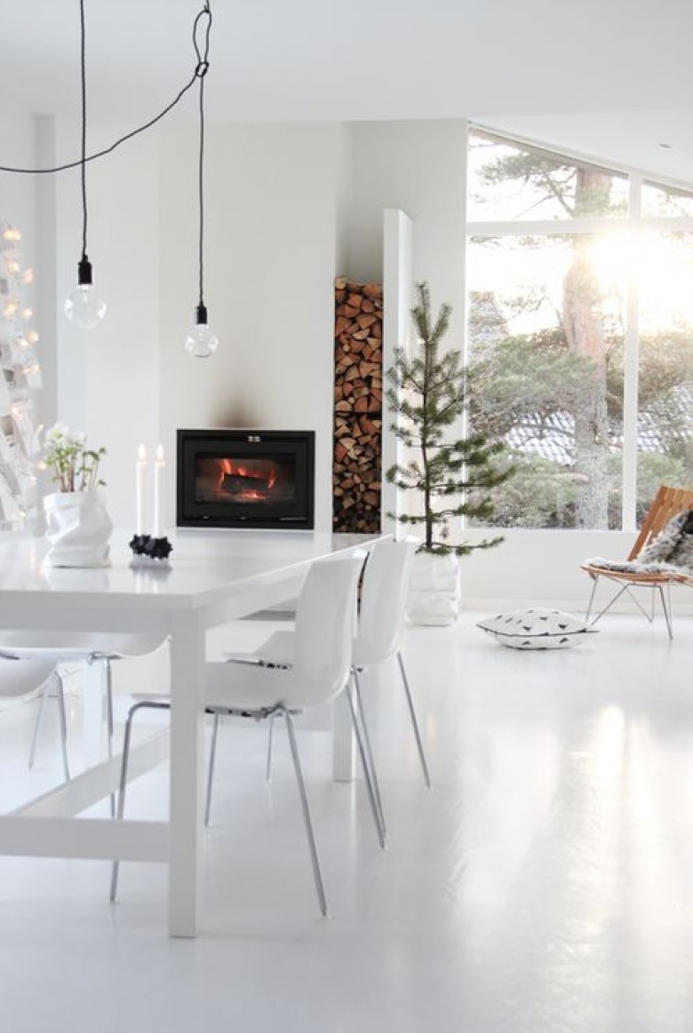 Biały salon z kominkiem ze świąteczną choinką w stylu skandynawskim (27545)