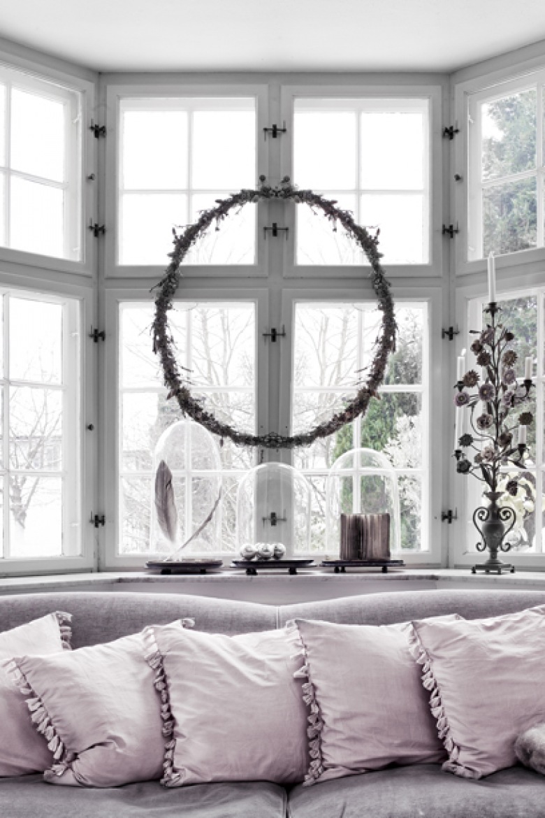 Naturalny wianek świąteczny na oknie przy kanapie z bialymi poduszkami (20423)