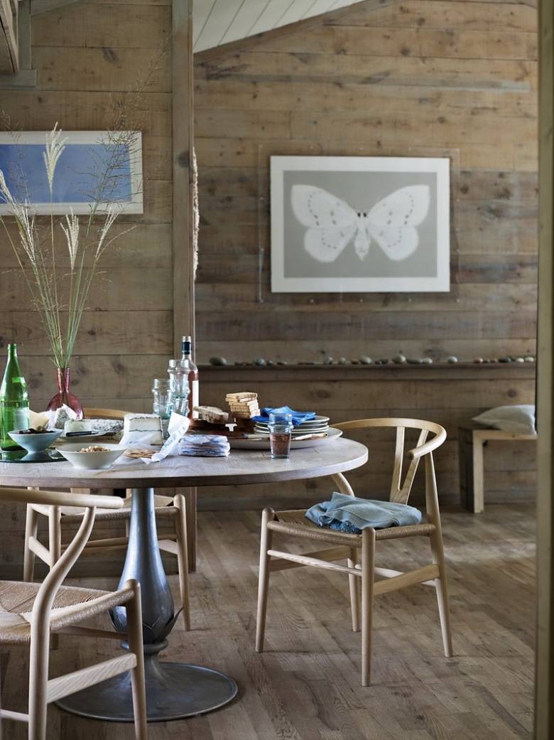 Artprinty z motylem,szaro-beżowe deski na ścianach,skandynawskie giete krzesła z drewna i okrągły stolik na stylowej metalicznej nodze z drewnianym blatem (25336)