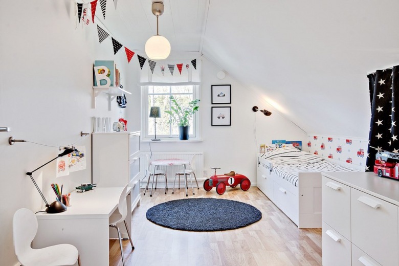 Białe łóżko dziecięce z szufladą,okragły granatowy dywan,kolorowe proporczyki i białe biurko w dziecięcym pokoju (28500)