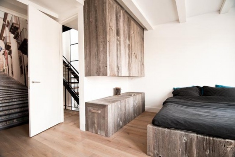 Surowa aranżacja sypialni z prostą zabudową z szarego drewna (23674)
