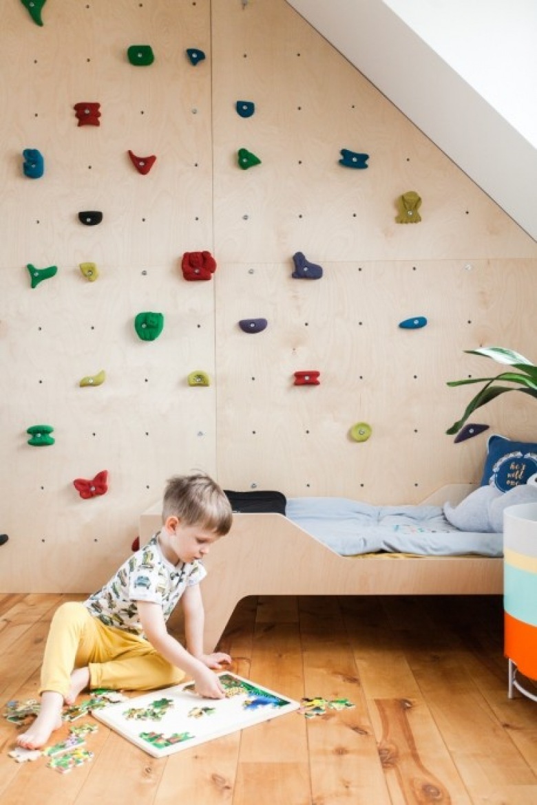 Kolorowe dekoracje na ścianie w pokoju dziecięcym na poddaszu (52511)