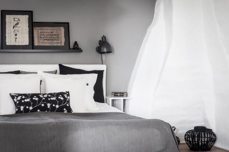 Szare ściany,szara narzuta,biało-czarne poduszki dekoracyjbne w sypialni (48032)
