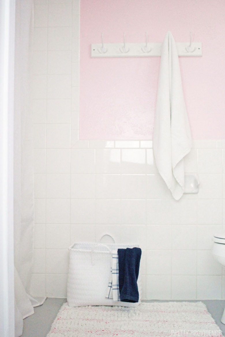 Aranżacja łazienki opiera się na inspiracji stylem minimalistycznym. Biały kosz stojący pod ścianą, idealnie komponuje się z tłem. Może posłużyć do przechowywania ręczników albo jako...