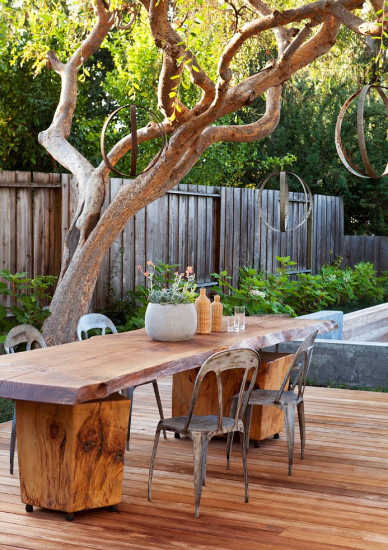 Masywny drewniany stół na patio czy taras (23745)
