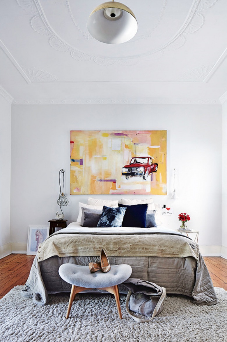 Białe sztukaterie na ścianach,nowoczesny obraz,industrialna lampka,szara narzuta i czarne i szare poduszki na łóżku (24758)