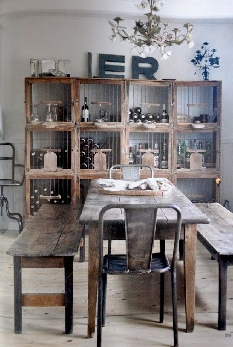 Drewniany stół z ławkami i metalowe krzesła w stylu vintage,drewniano-druciany otwarty regała na wino w jadalni (27619)