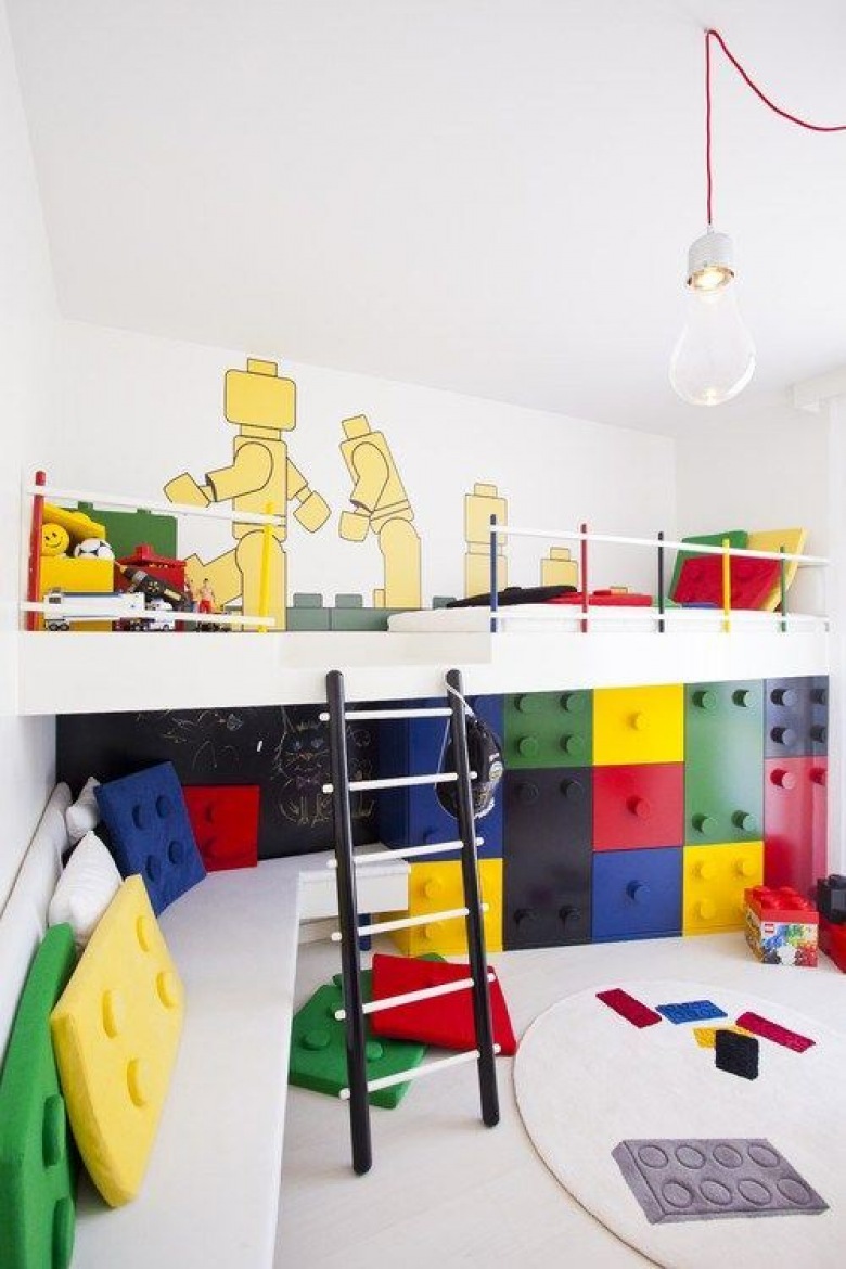 Kolorowy pokój dla chłopca wzorowany na klockach lego z żarówką na kablu i piętrowym łóżkiem (26392)